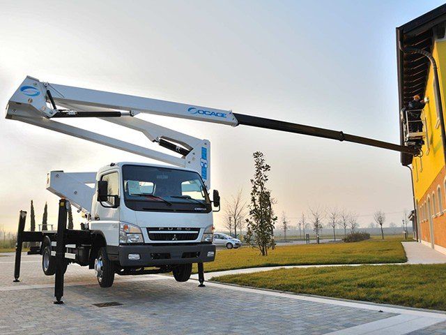 piattaforma aerea con gambe estendibili