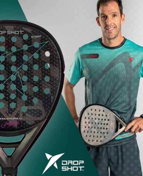 Een man houdt een drop shot padel racket vast