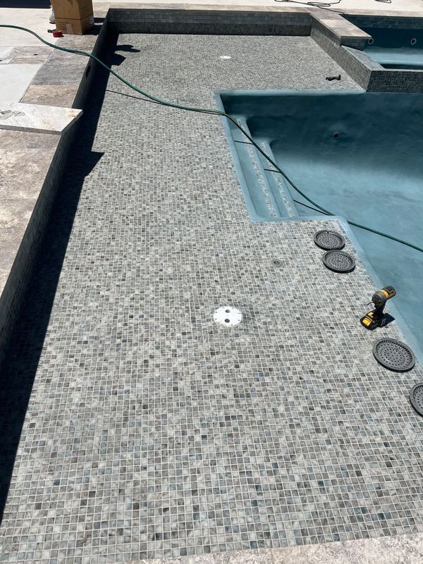 Tiled swimming pool tanning ledge