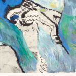 Abstraktes Kunstwerk mit blauen und grünen Farbschattierungen, die eine weiße Figur mit schwarzer Kontur umgeben.