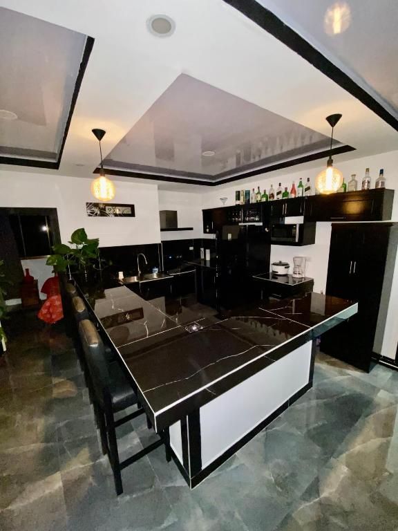 Una cocina con encimera en blanco y negro.