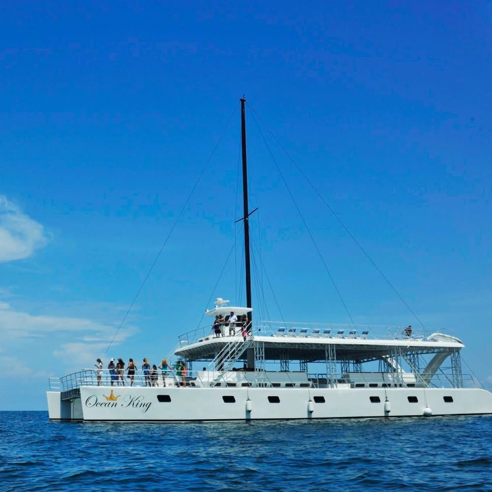 Una vista aérea de un velero en medio del océano.