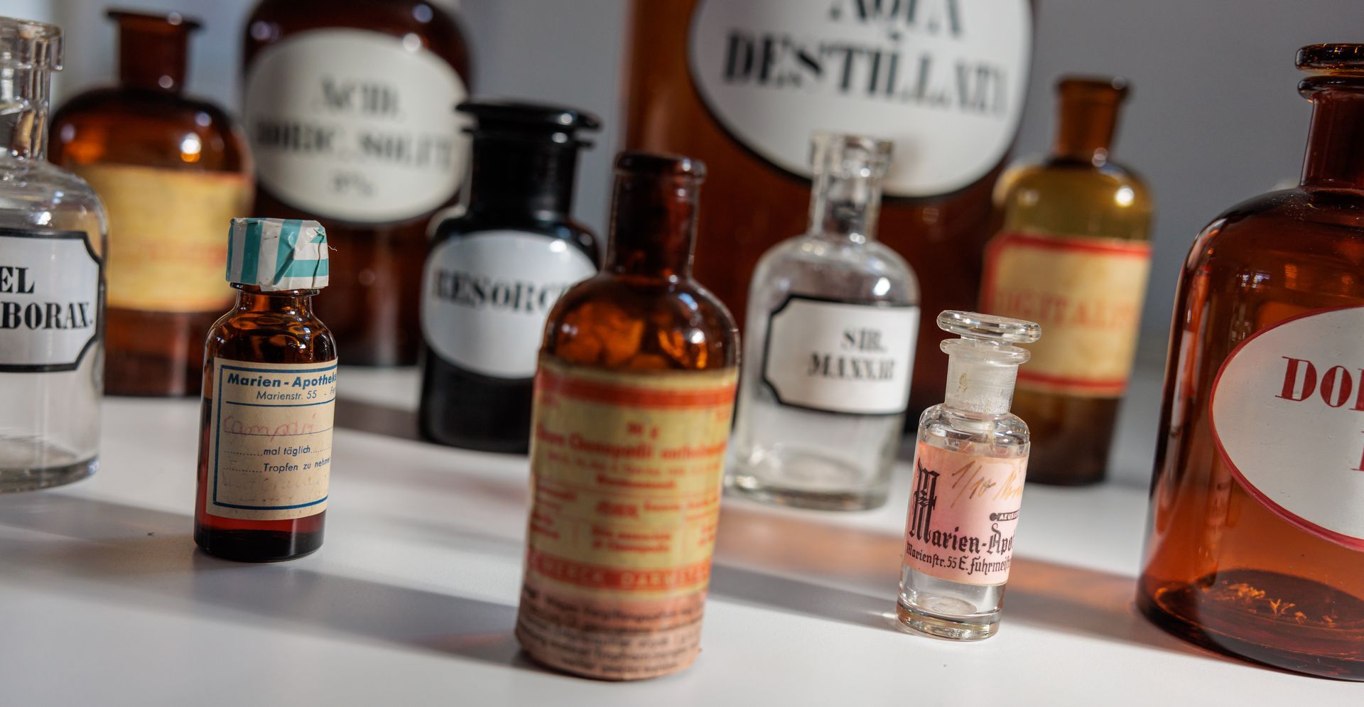 Eine Gruppe von Flaschen steht auf einem Tisch und auf einer davon steht das Wort „destilliert“