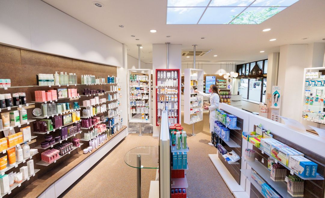 Das Innere einer Apotheke ist mit vielen Produkten gefüllt.