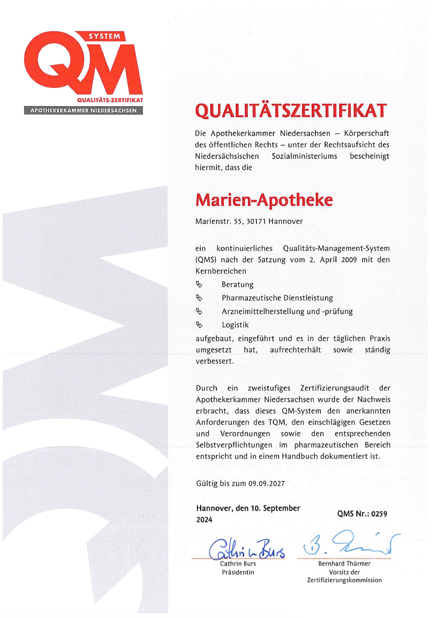 Ein weißes Papier mit einem roten QM-Logo darauf