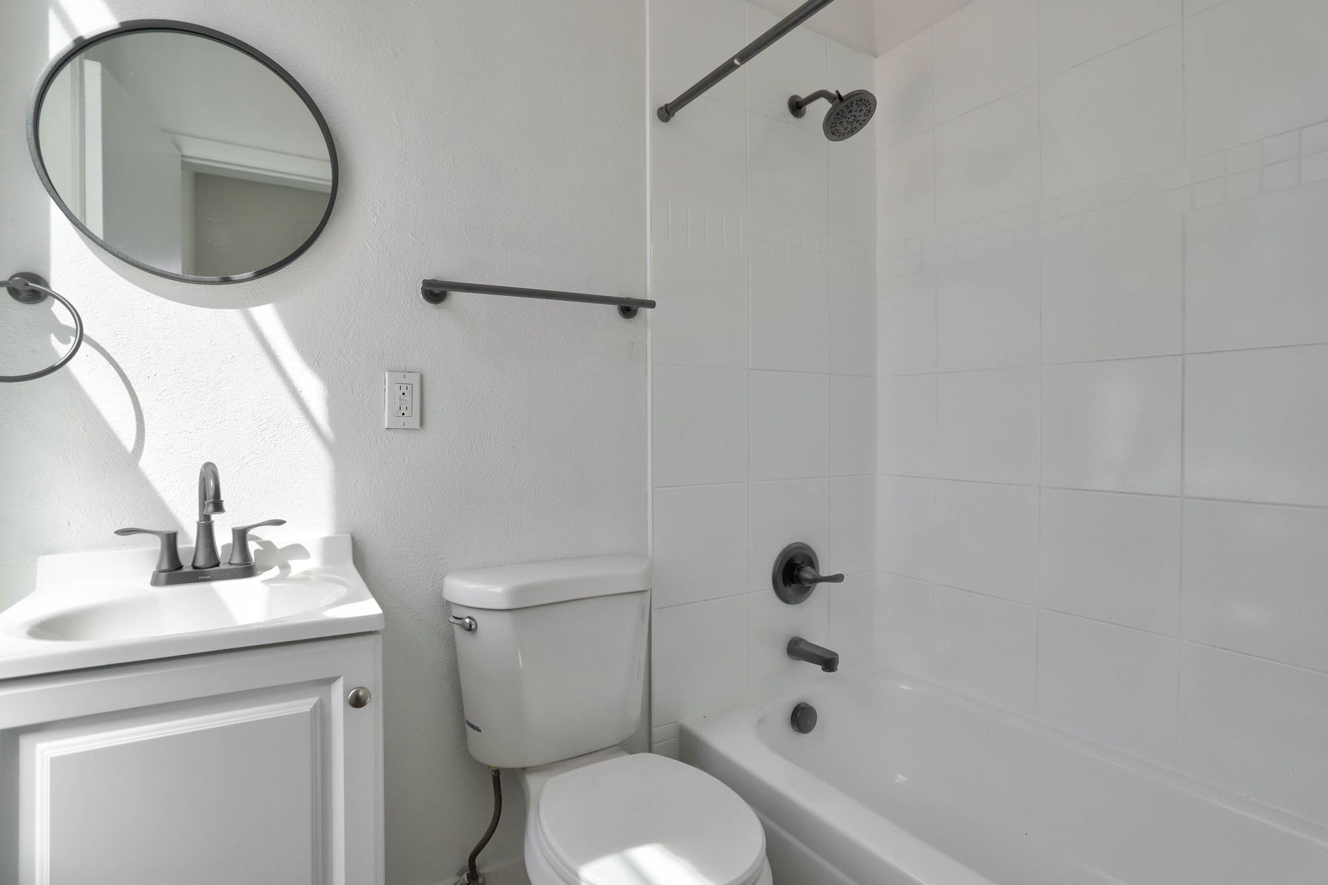 a bathroom with a toilet , sink , and bathtub .
