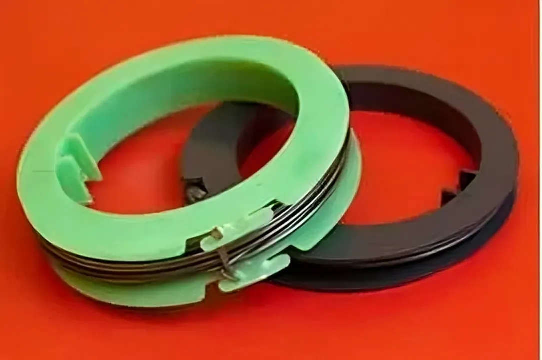 Due rocchetti di filo sono appoggiati uno sopra l'altro su una superficie rossa.