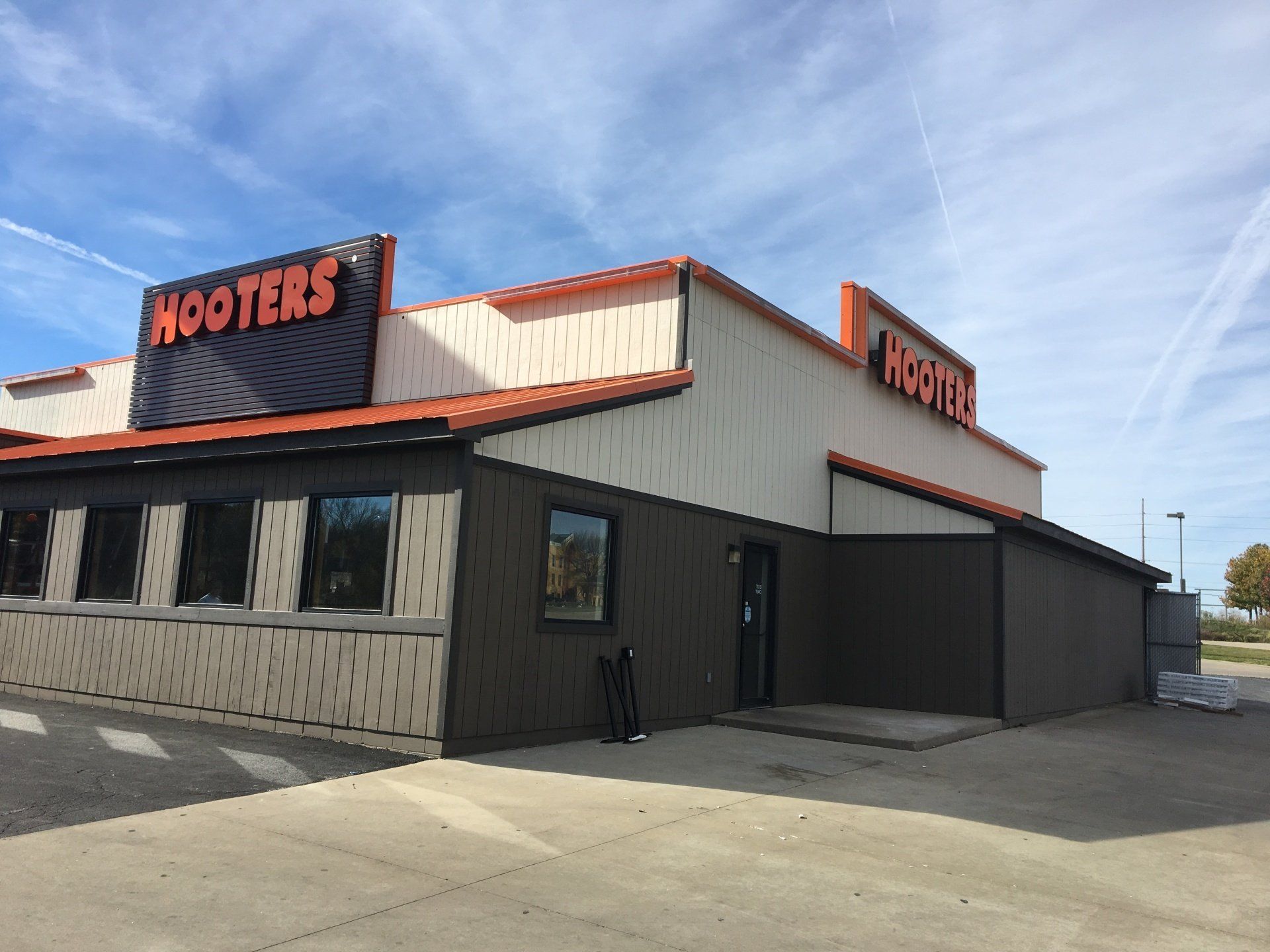 Hooters Exterior — St. Louis, MO — Herbster Hellweg Painting Co.