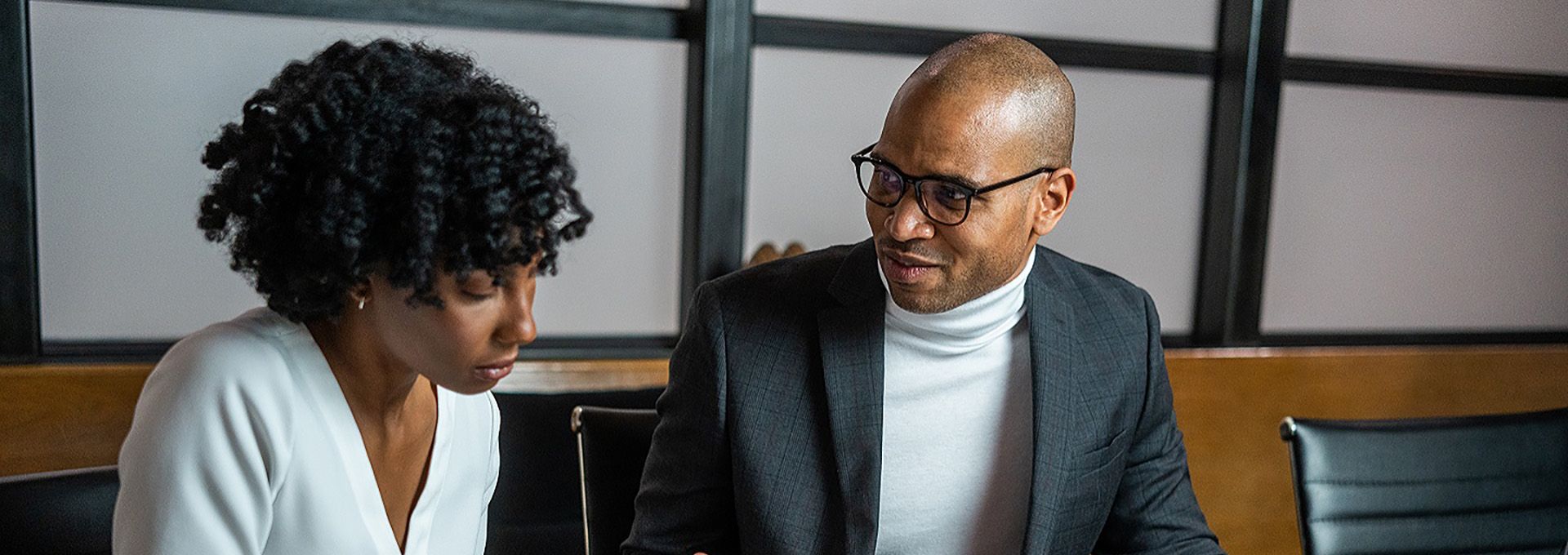 Résumé de formes vertes superposées aux bords dentelés.