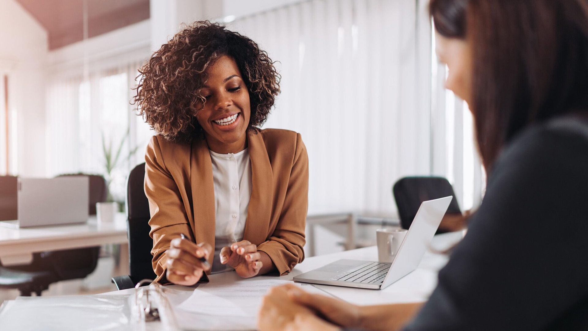Pièces d'échecs noires et blanches sur un échiquier