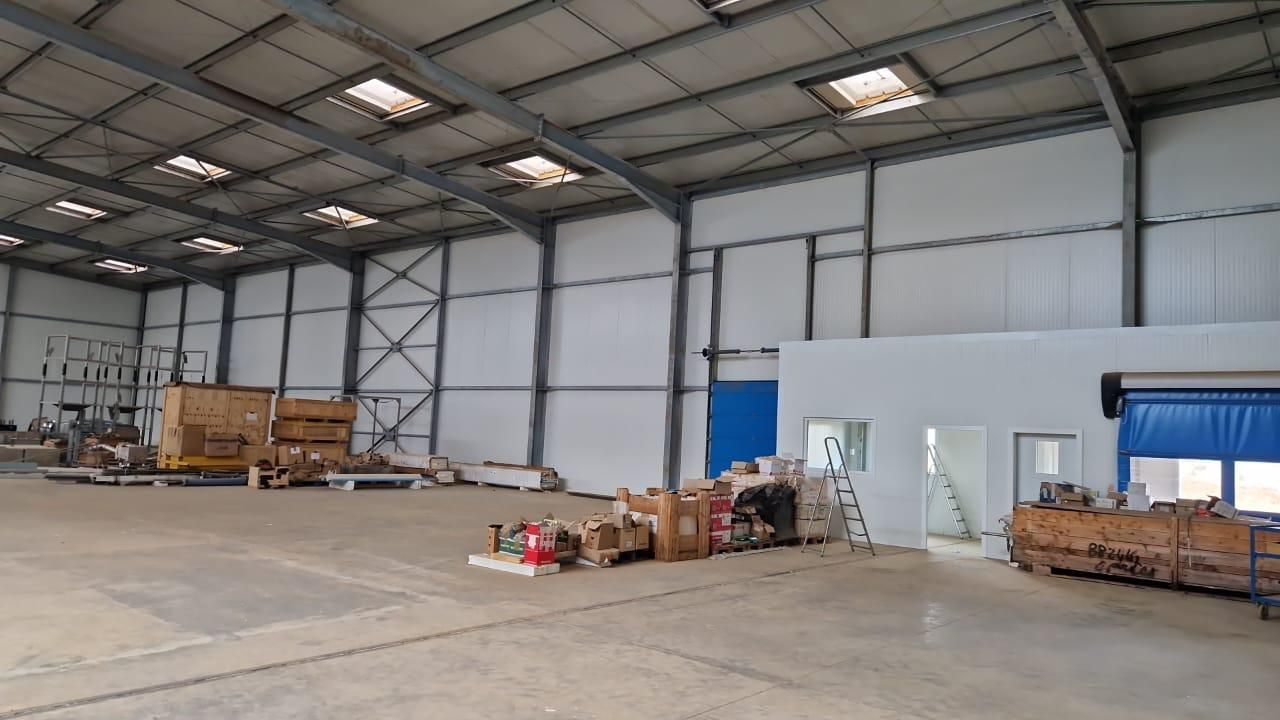 Un grand entrepôt avec beaucoup de cartons dedans