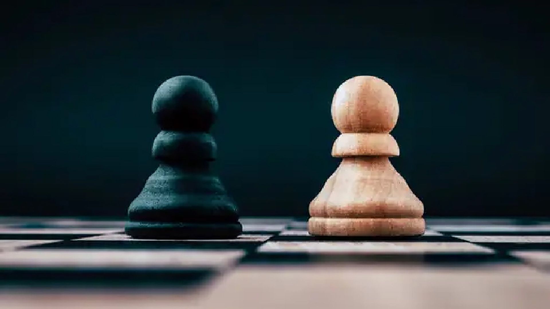 Sur un échiquier, les pions noirs et blancs se font face.
