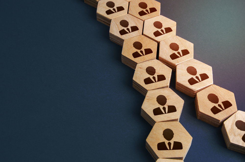 Une rangée d'hexagones en bois avec des personnes dessus sur un fond bleu.