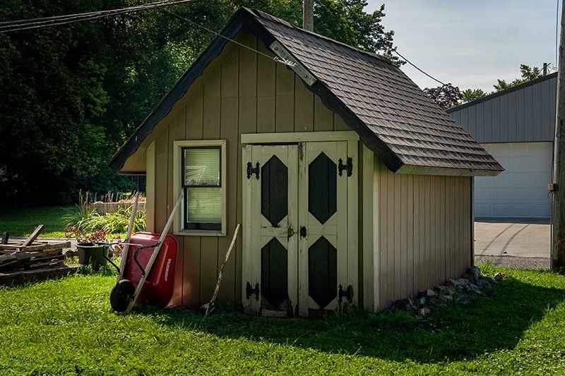 A small shed with the letter h on the door