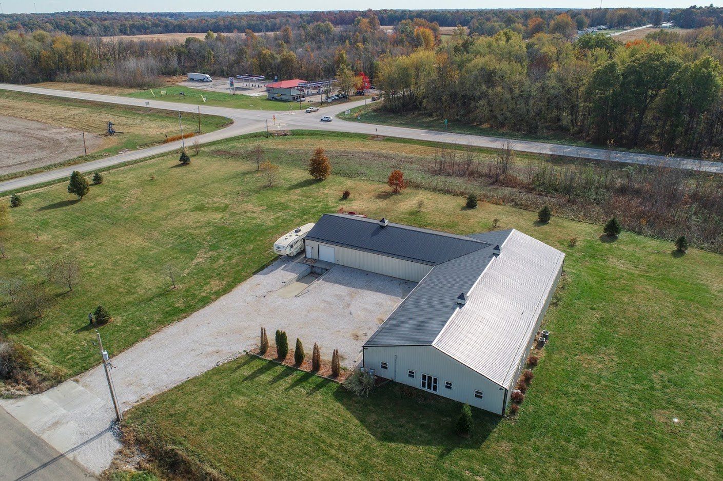 An aerial view of a house in the middle of a field.