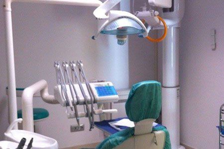 la poltrona e l’attrezzatura di uno studio dentistico