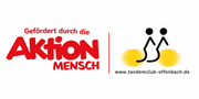 Das Logo des Tandem Club Offenbach zeigt zwei stilisierte, minimalistische Strichmännchen, die auf einem Tandem-Fahrrad nebeneinander sitzen. Die Räder des Fahrrads sind durch zwei gelbe, leicht verschwommene Kreise dargestellt. Unter dem Bild steht die Website-Adresse www.tandemclub-offenbach.de in schwarzer Schrift.