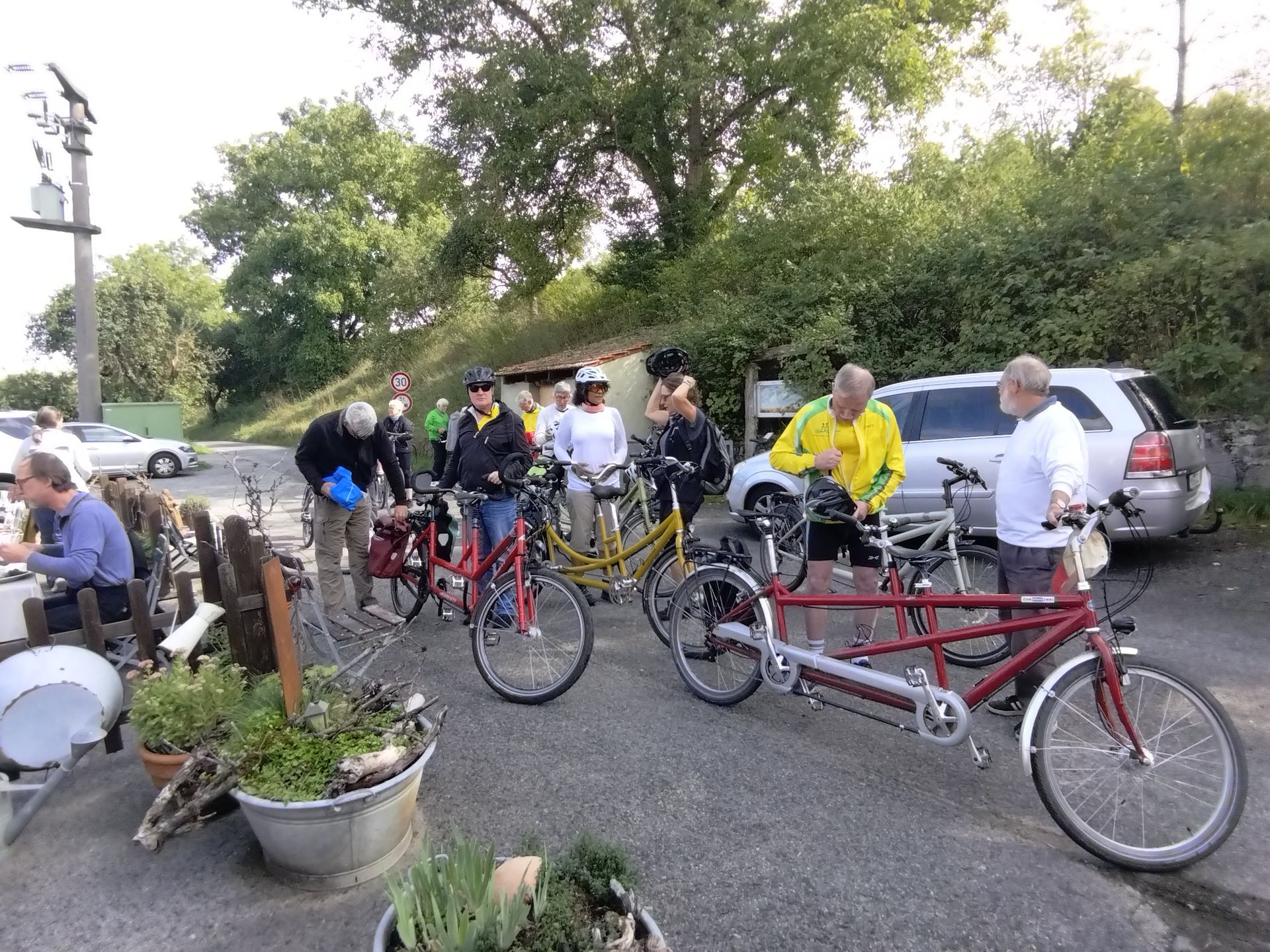 Tandem-Fahrradgruppe legt eine Pause an einem Rastplatz ein.