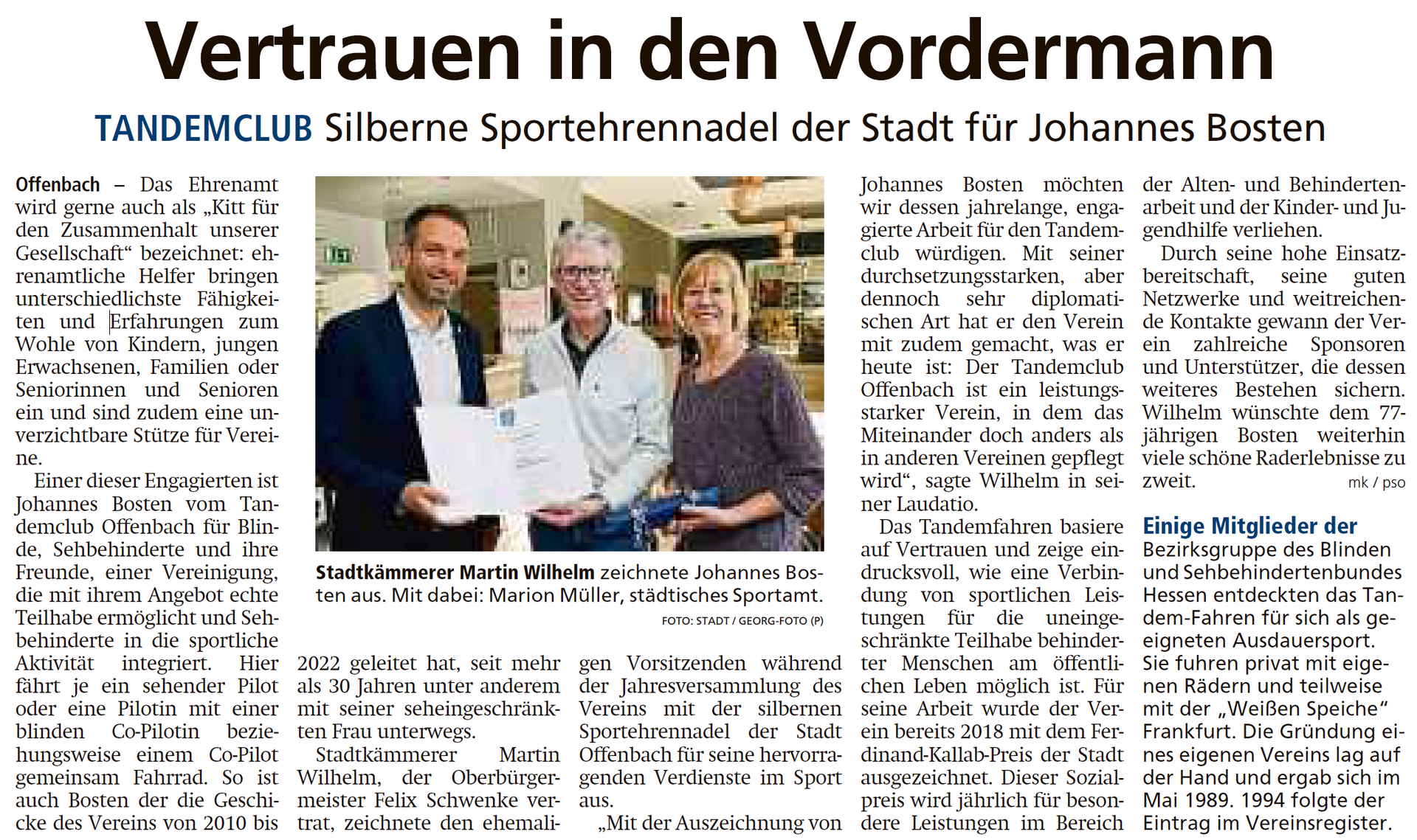 Zeitungsartikel mit dem Titel 'Vertrauen in den Vordermann'. Der Artikel berichtet über die Verleihung der silbernen Sportehrennadel der Stadt Offenbach an Johannes Bosten vom Tandemclub Offenbach für sein Engagement im Sportbereich. Neben einem Foto, auf dem Stadtkämmerer Martin Wilhelm Johannes Bosten die Auszeichnung überreicht, wird die Arbeit des Vereins hervorgehoben, der blinden und sehbehinderten Menschen durch Tandemfahren die sportliche Teilhabe ermöglicht.