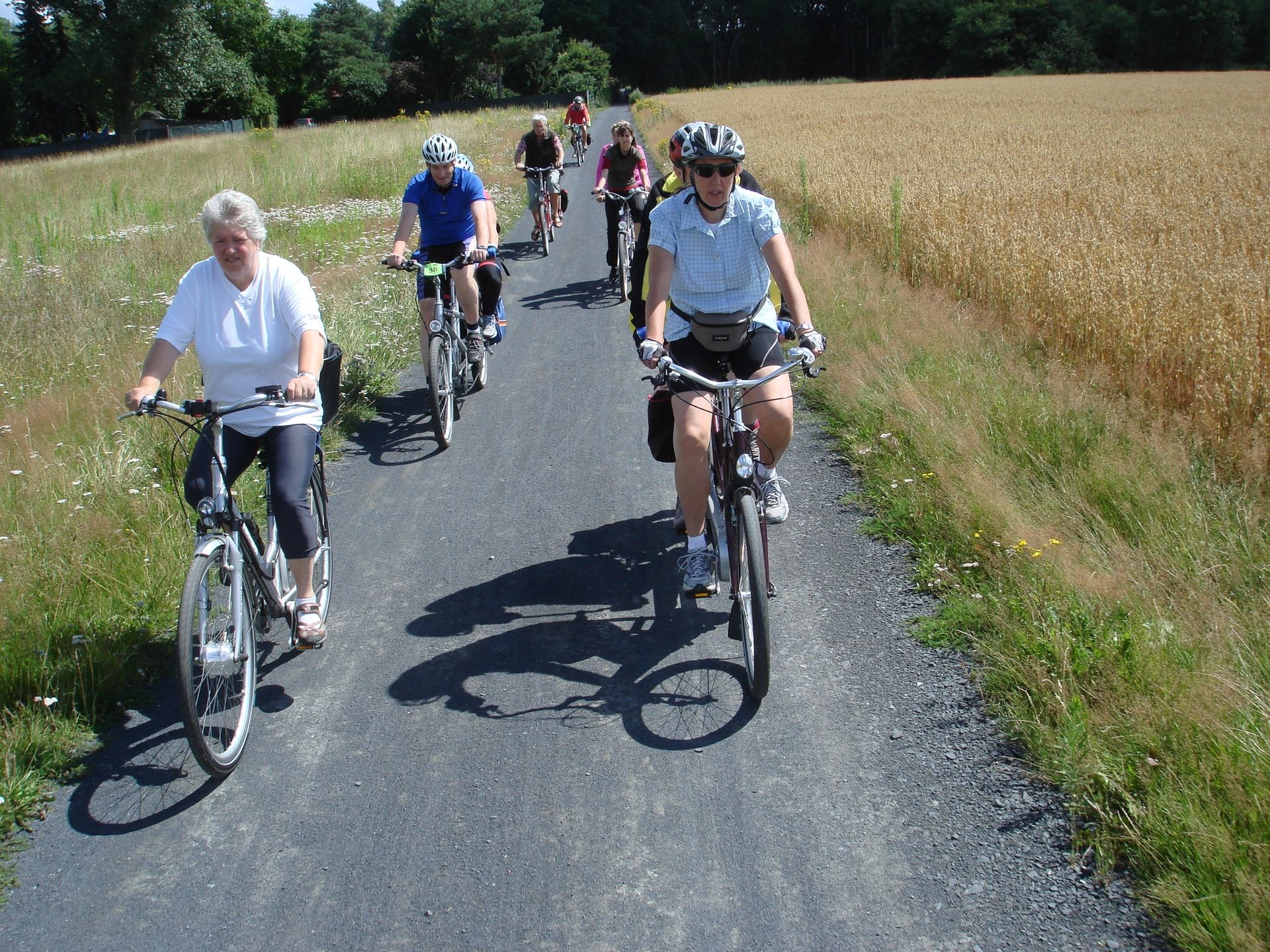 Eine Gruppe von Menschen fährt mit dem Fahrrad eine Straße entlang