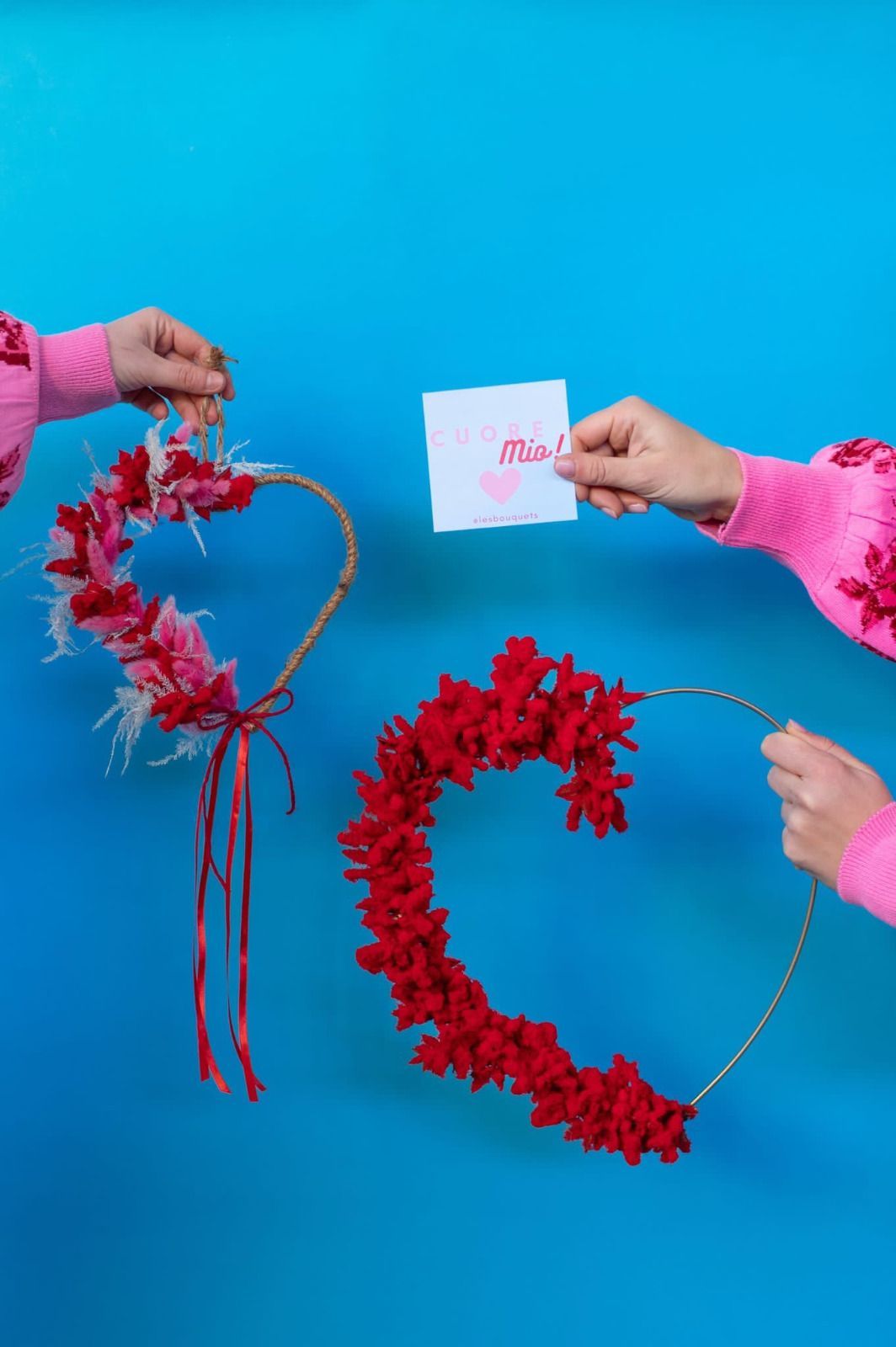 una donna tiene in mano un biglietto d' amore e una corona a forma di cuore .