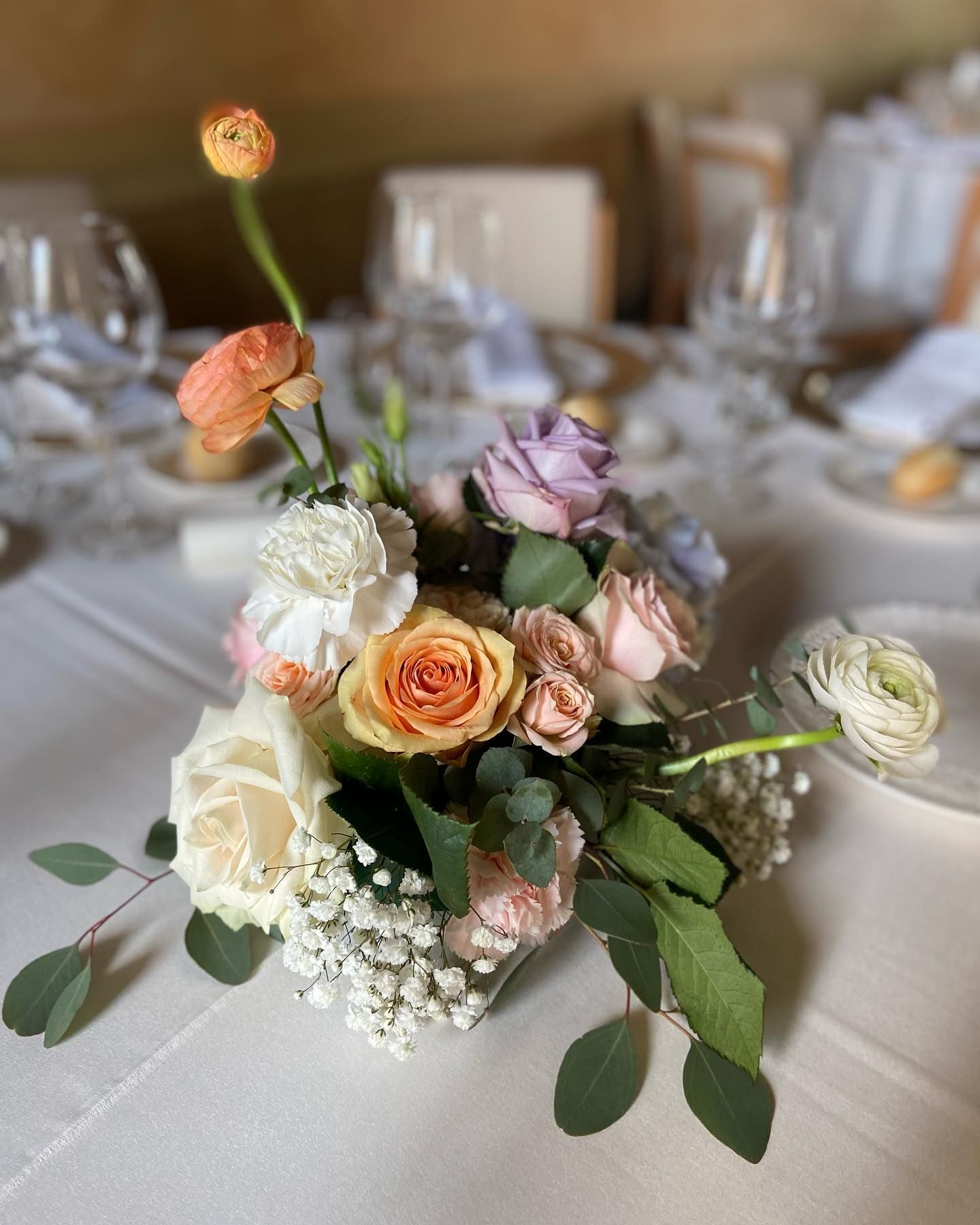un vaso pieno di fiori è seduto su un tavolo .