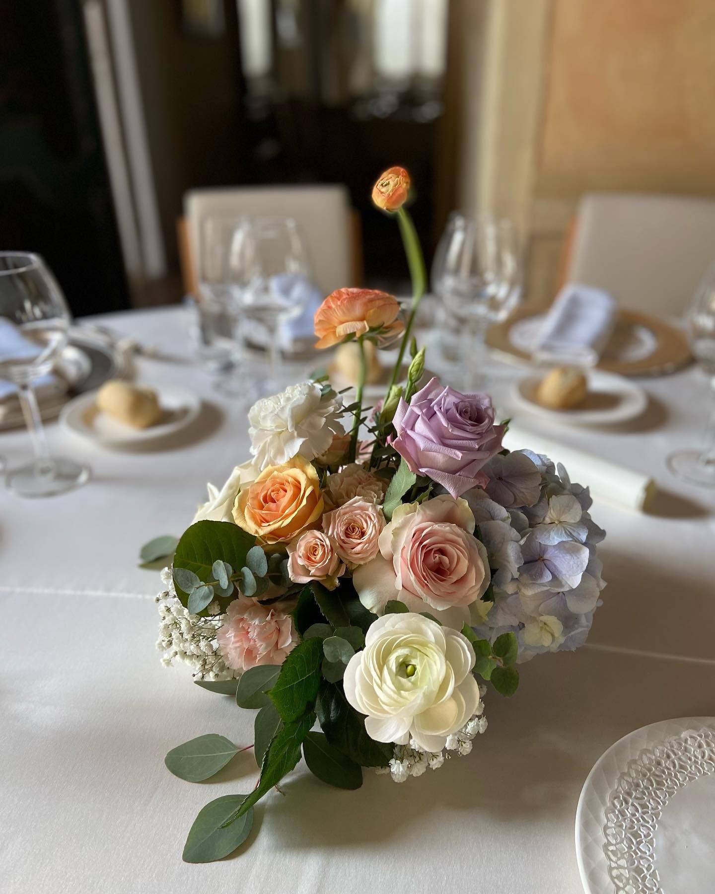 un vaso di fiori è seduto su un tavolo .