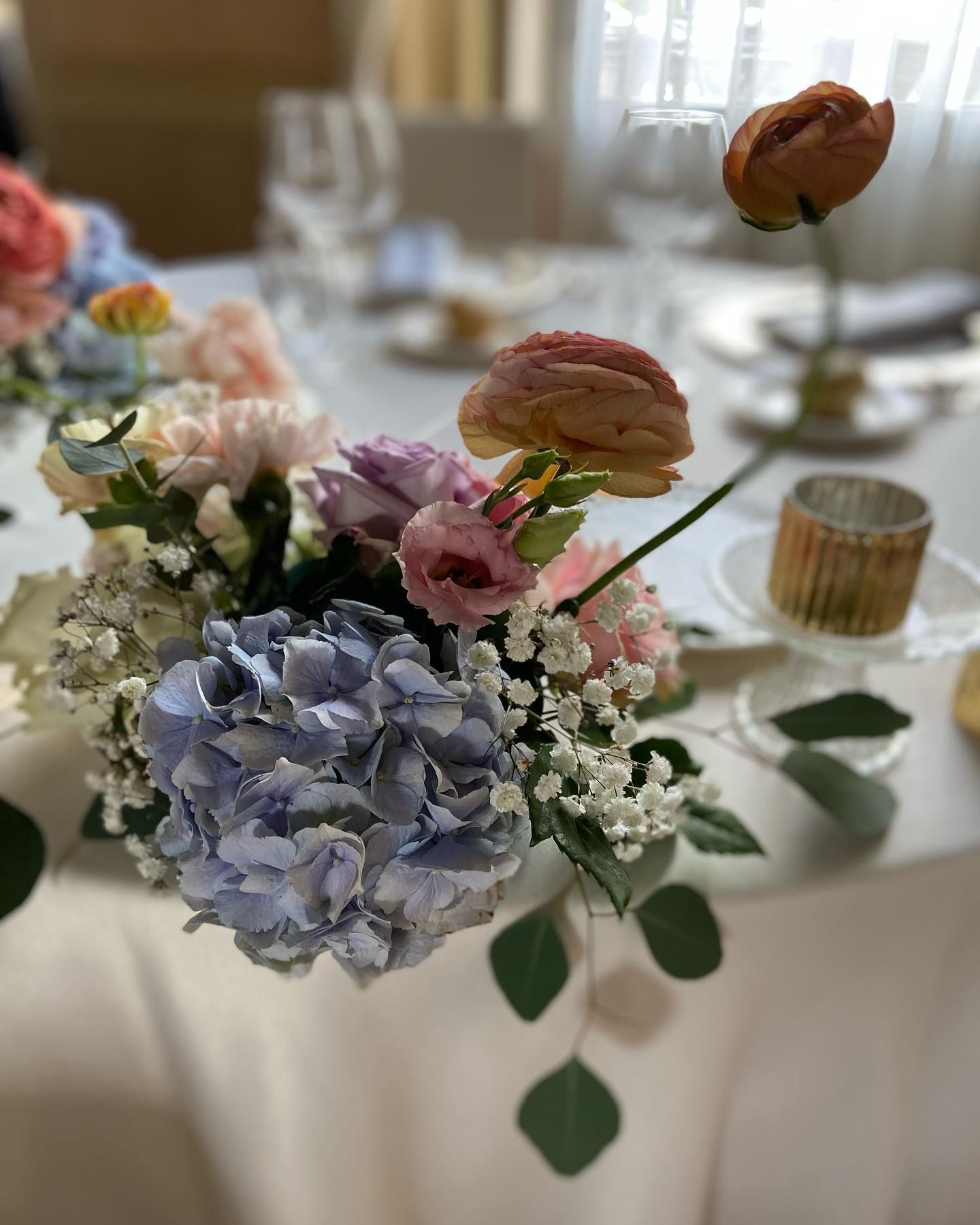 un primo piano di un mazzo di fiori su un tavolo