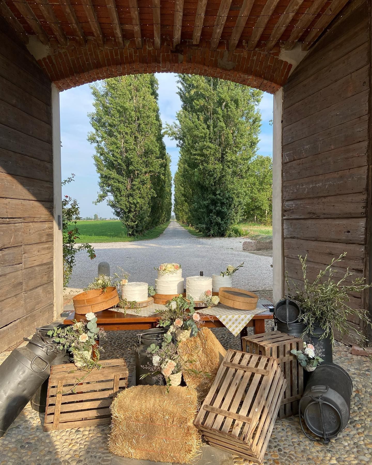un tavolo decorato con fieno e legno è seduto all'interno di un edificio di legno .