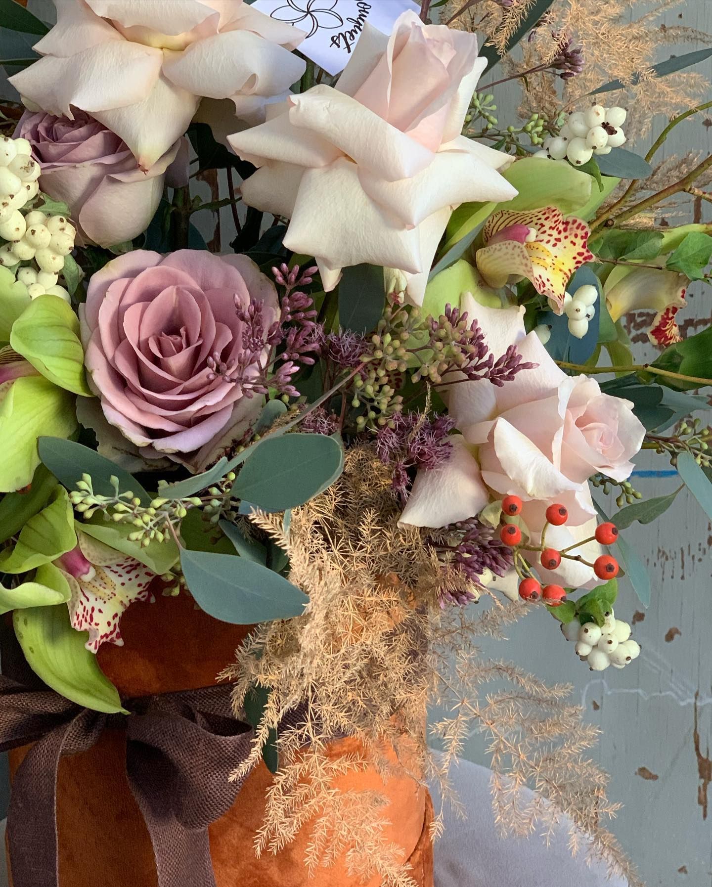 un primo piano di un mazzo di fiori su un tavolo