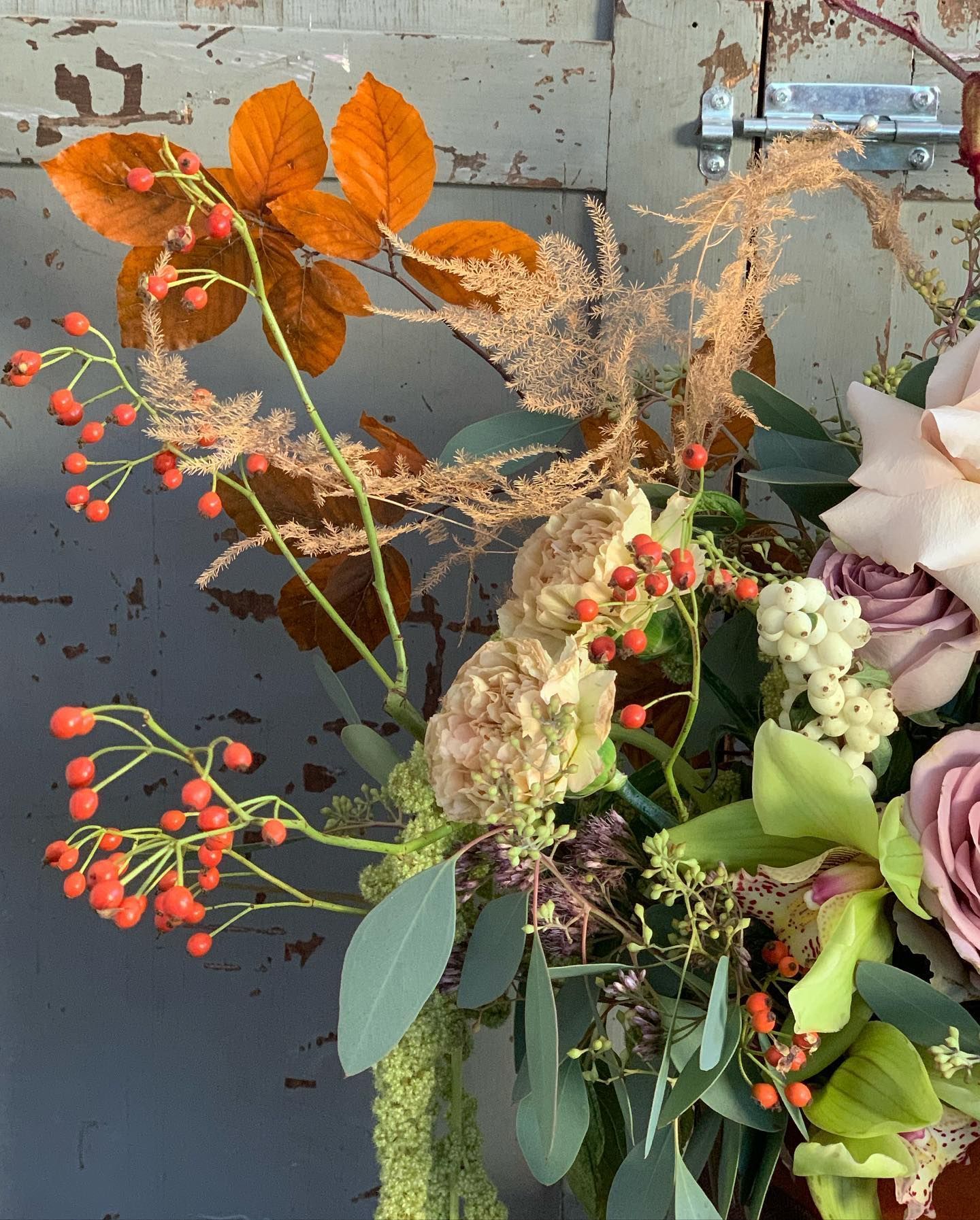 un primo piano di un mazzo di fiori su un tavolo