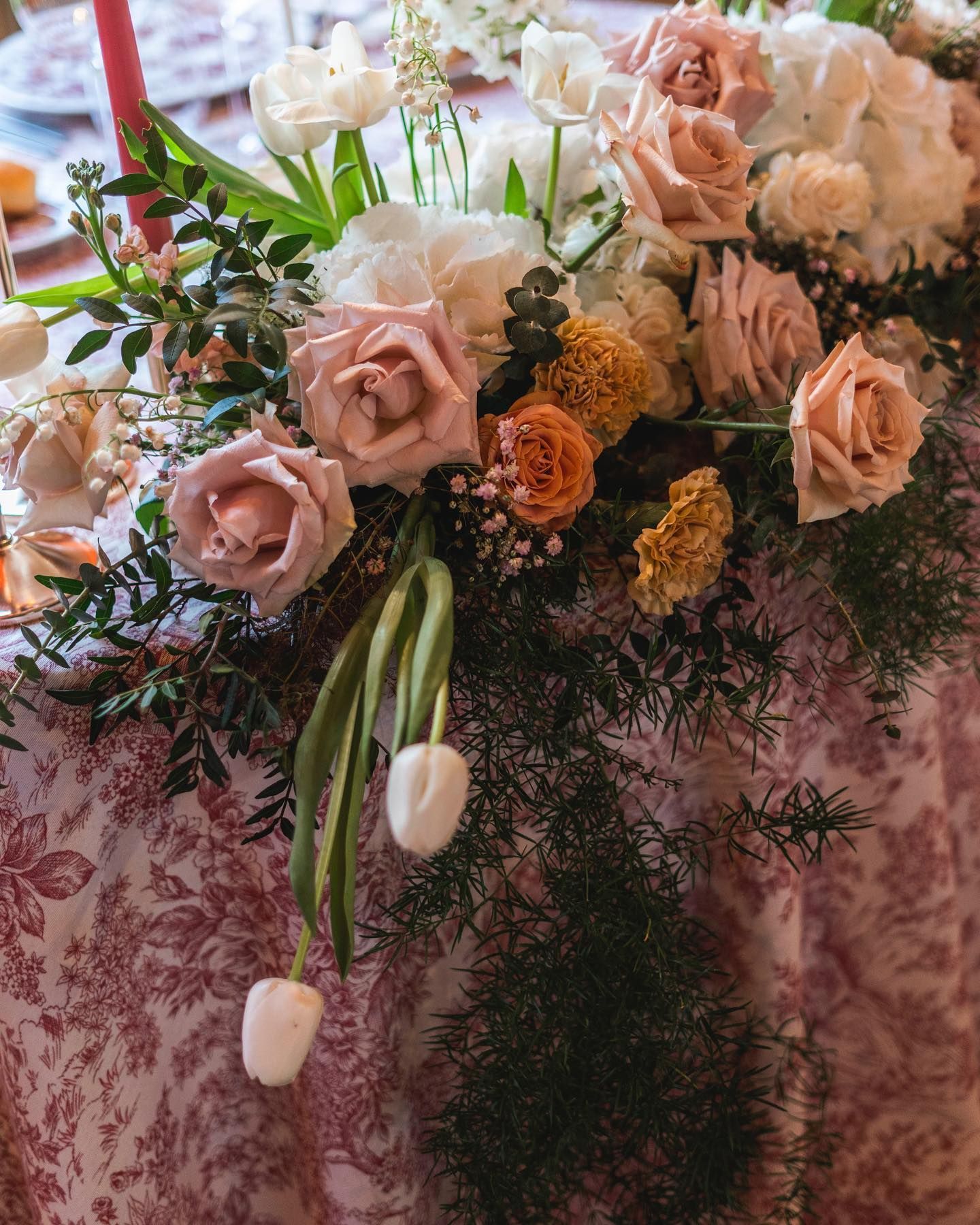 un primo piano di un tavolo decorato con fiori e candele