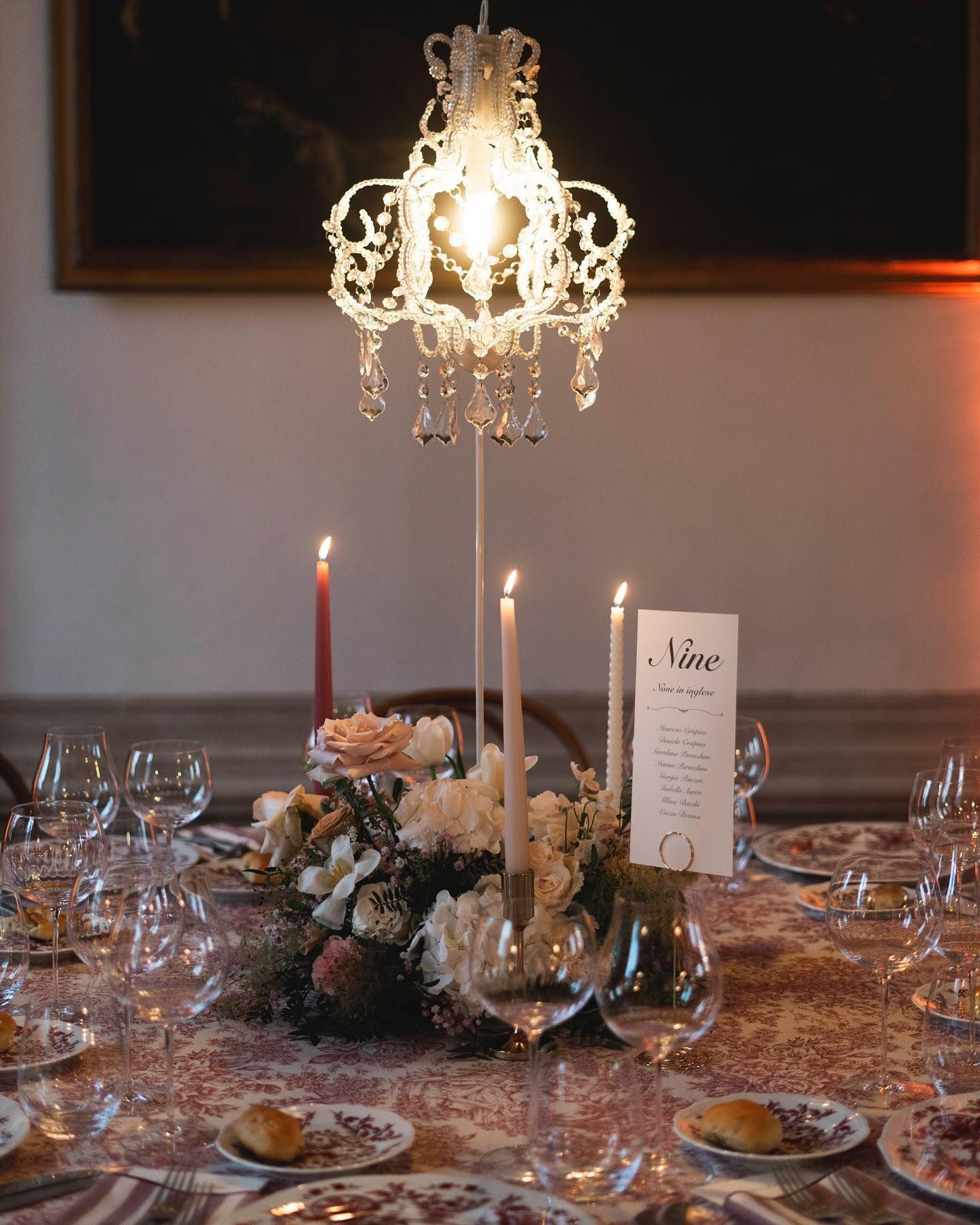 un tavolo con fiori e candele e un menu con la parola amore su di esso