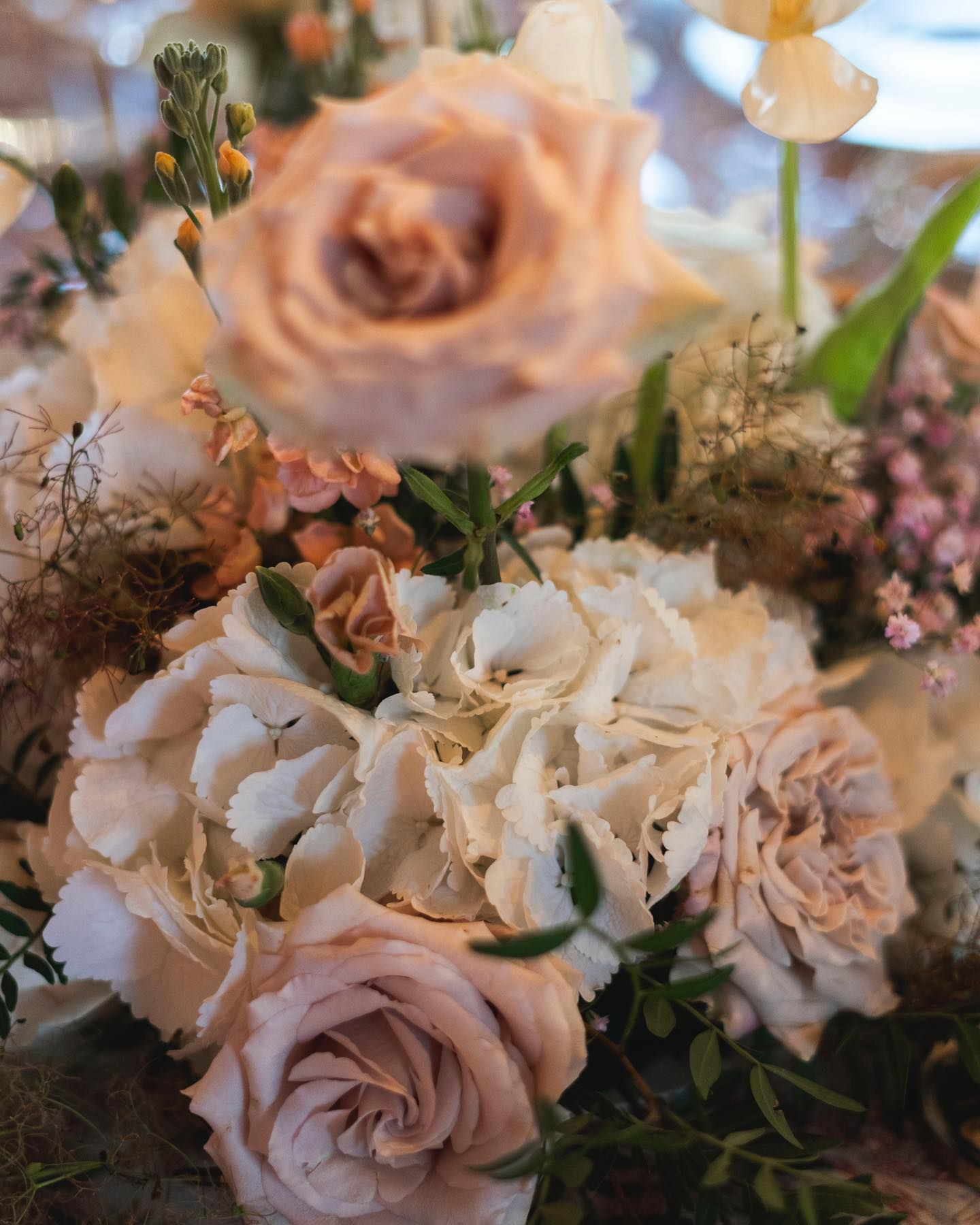 un primo piano di un mazzo di fiori su un tavolo .