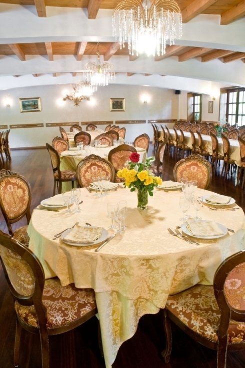 Sala con arredi classici