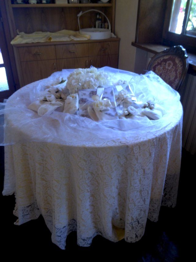 Tavolino con confetti