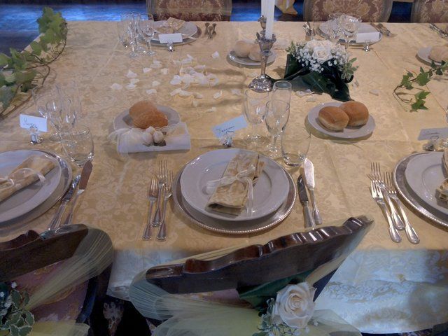 Tavola apparecchiata elegantemente