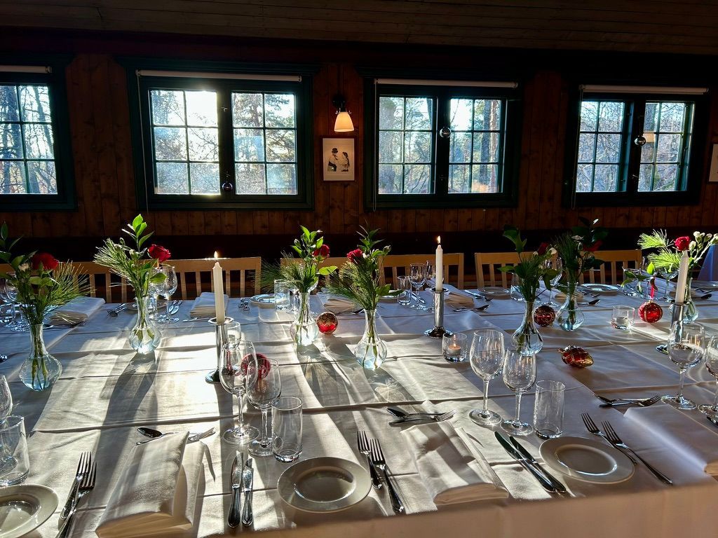 Folkestuen er julepyntet 