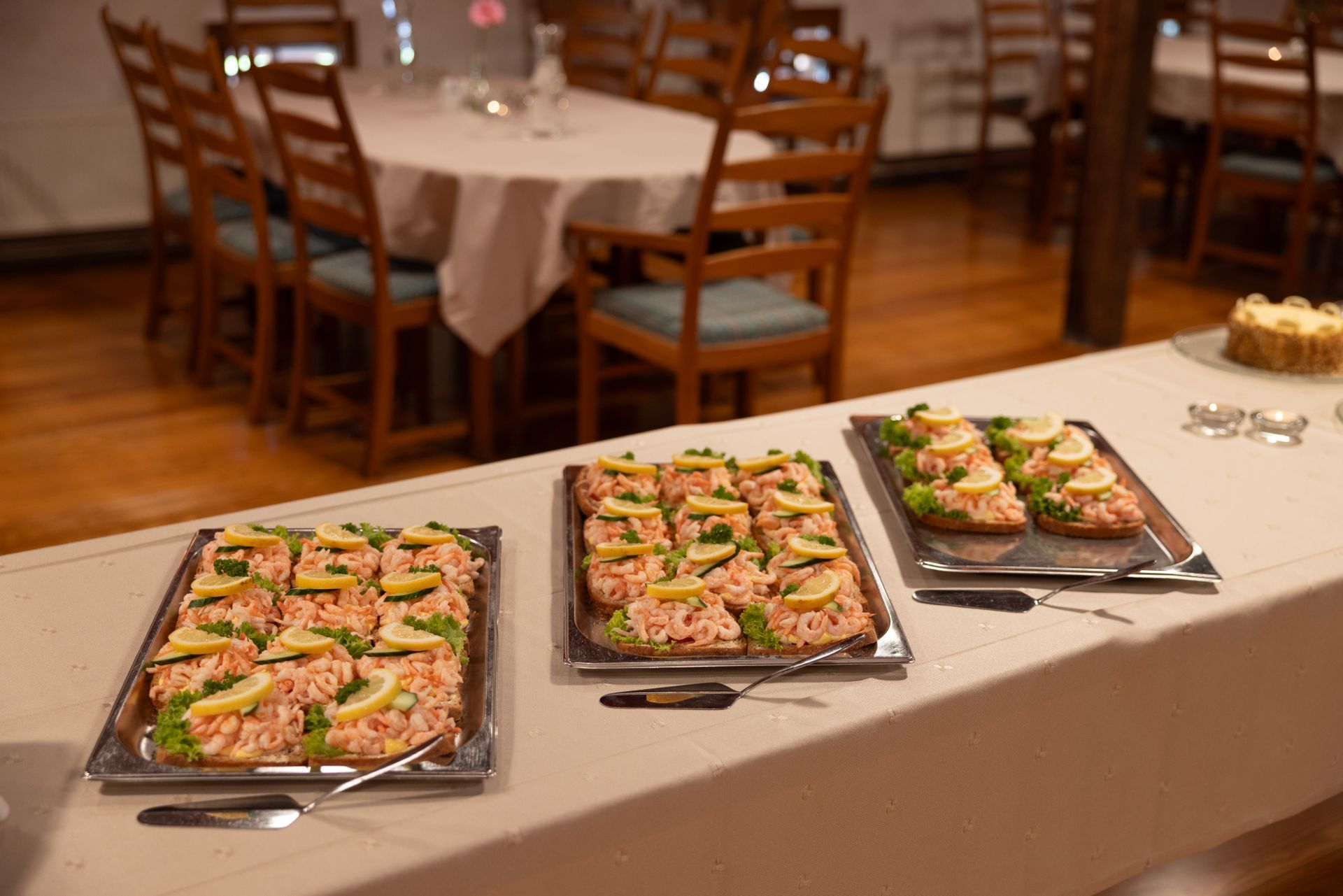 Buffébord med brett med rekeforretter i en spisesal.