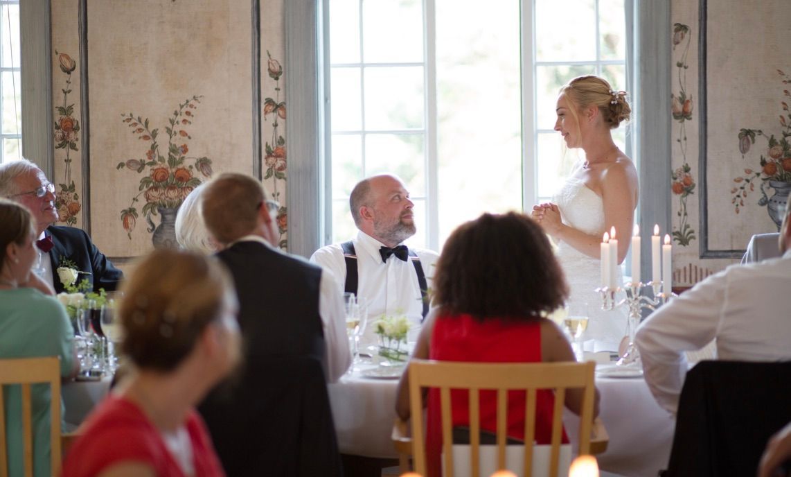 Brud som holder tale til sin brudgom
