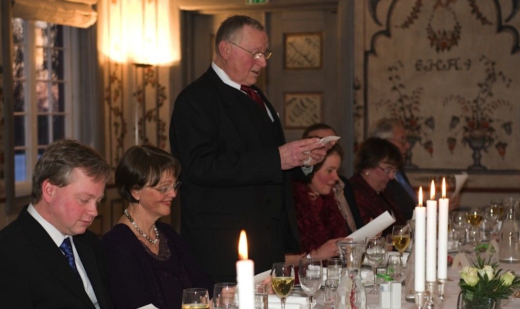 Mann som holder tale i en bursdagsfeiring. 