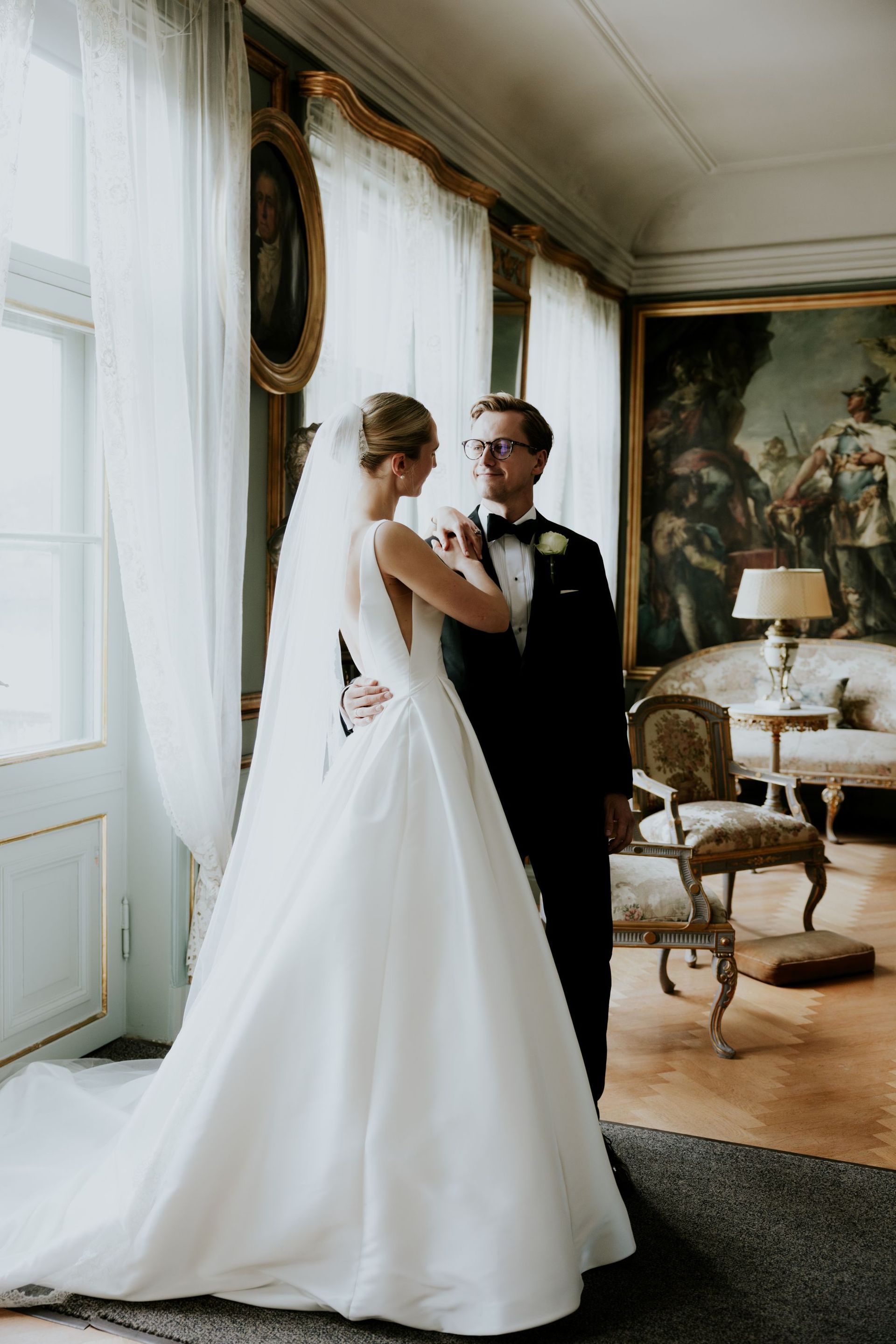 Konfirmant som står ute i de flotte grønne omgivelsene hos Bogstad Gård