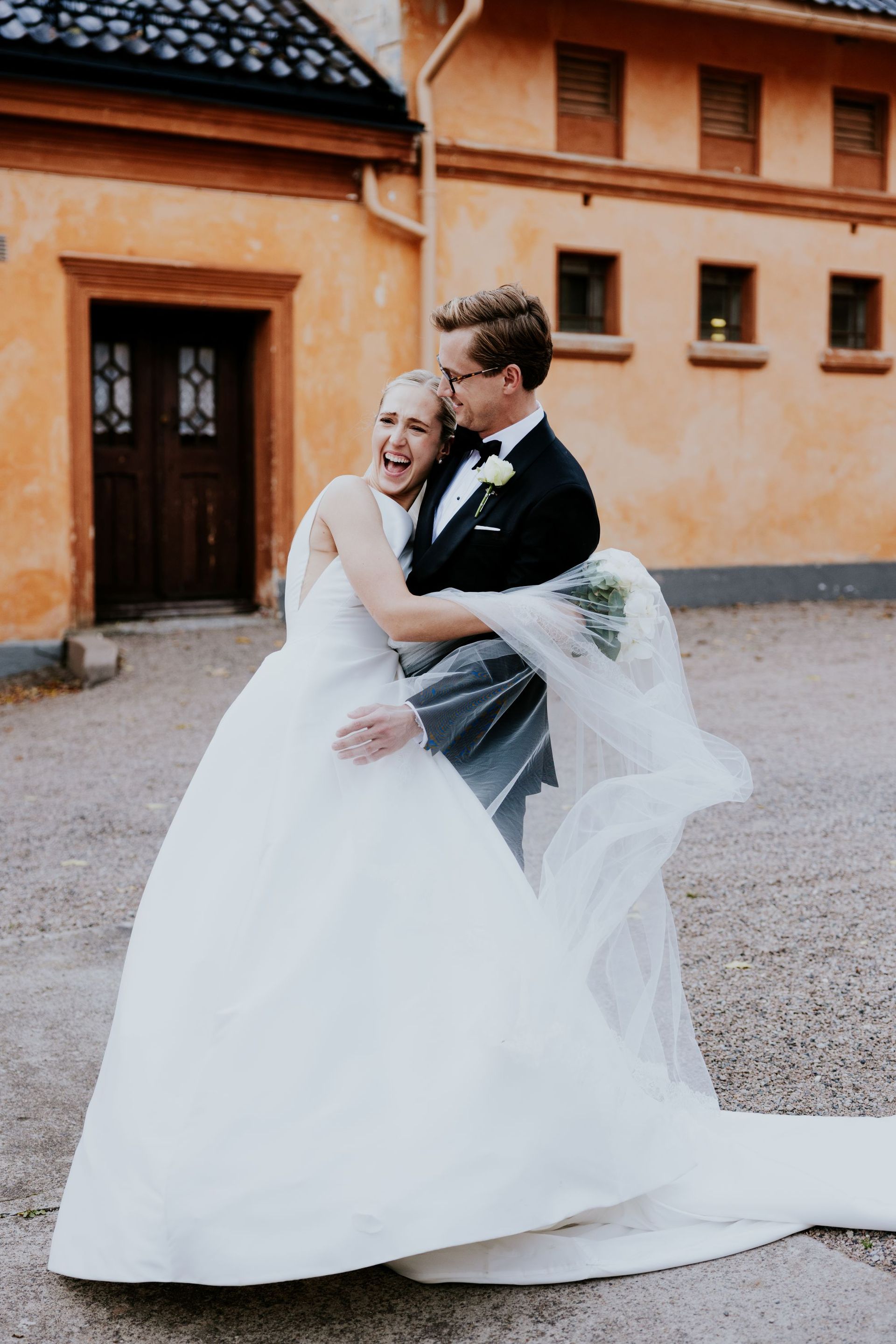 Konfirmant som står ute i de flotte grønne omgivelsene hos Bogstad Gård