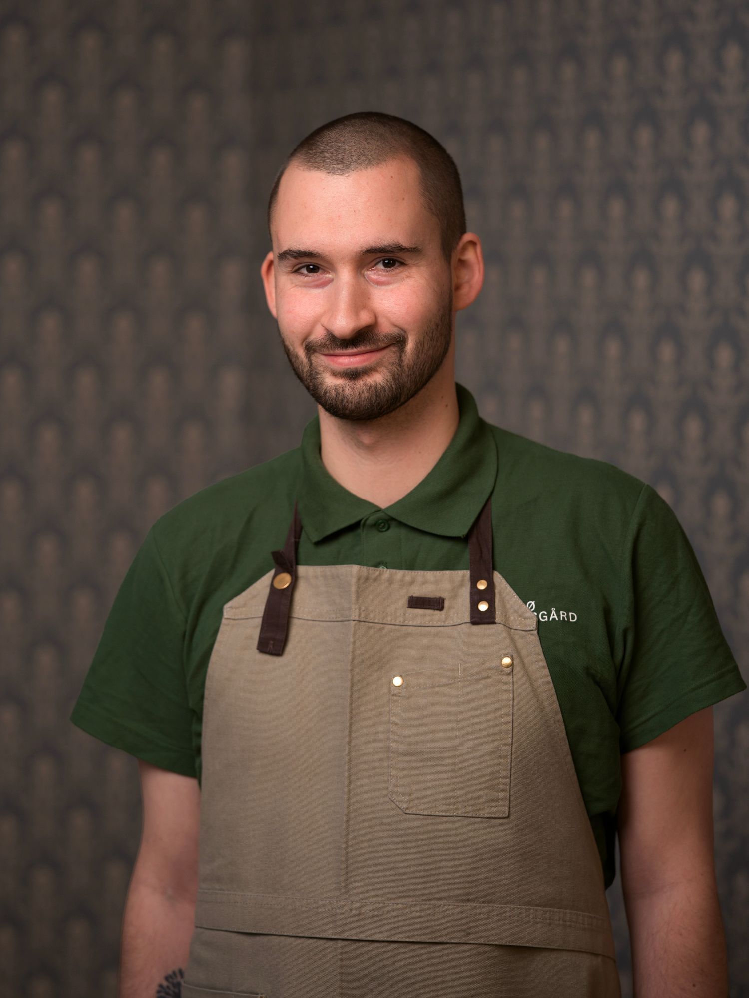 To servitører som dekker bordet i Festsalen på Gjestestuene