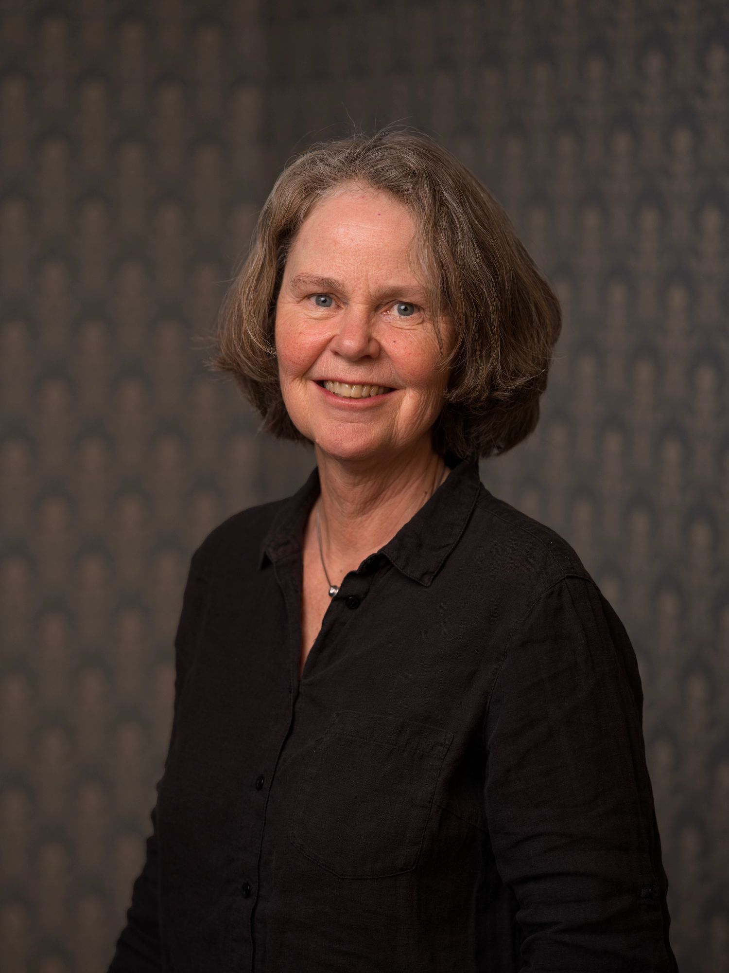 To servitører som dekker bordet i Festsalen på Gjestestuene