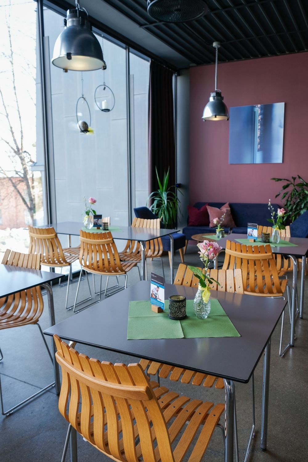 Flere småbord i Kafé Standpunkt