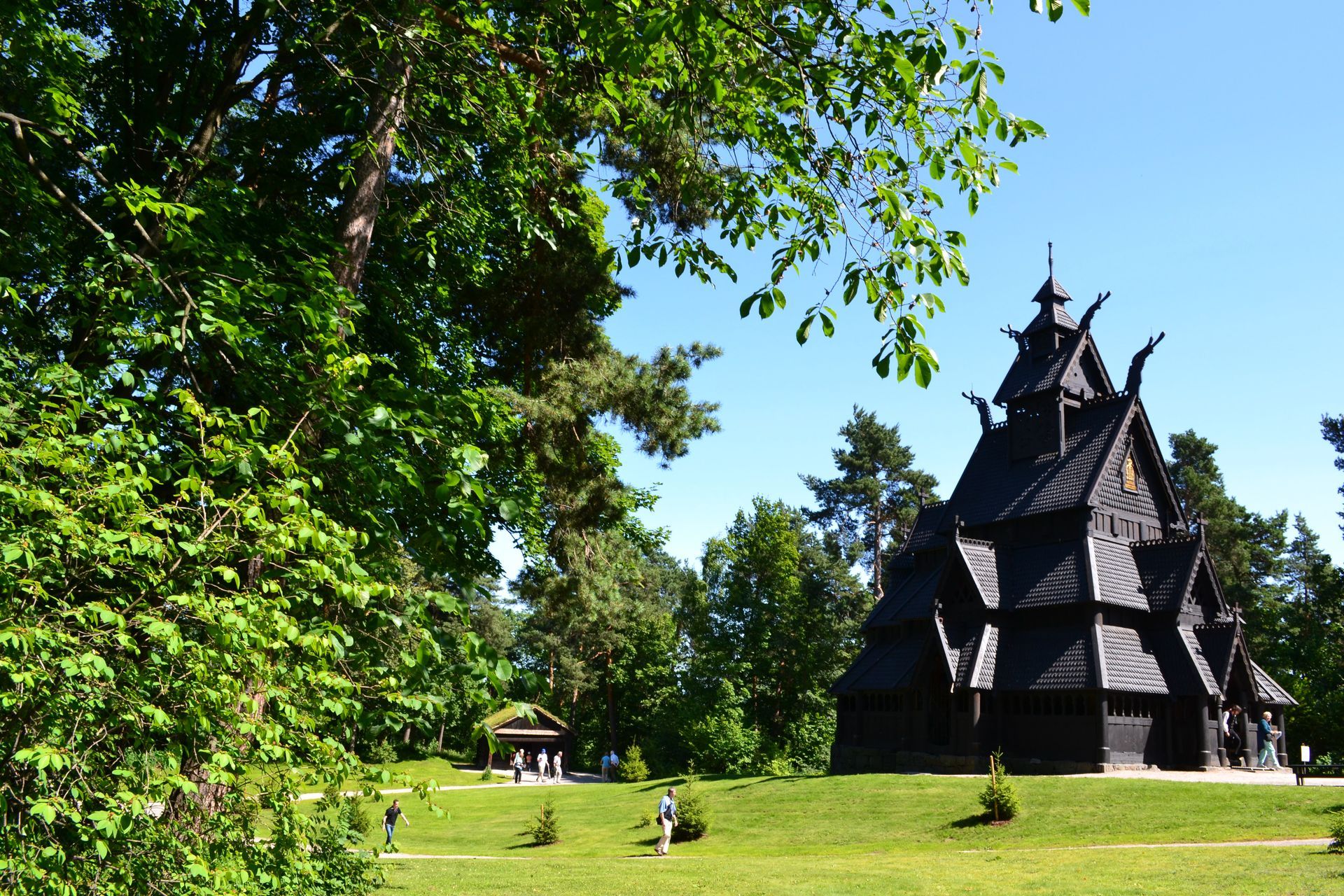 Stavkirken på Norsk Folkemuseum i en solskinnsdag. 