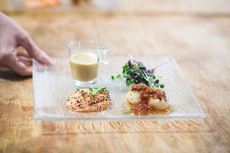 Nydelig kamskjell, asparges og kremet saus, en rett som kan lages av TG Selskapsmat