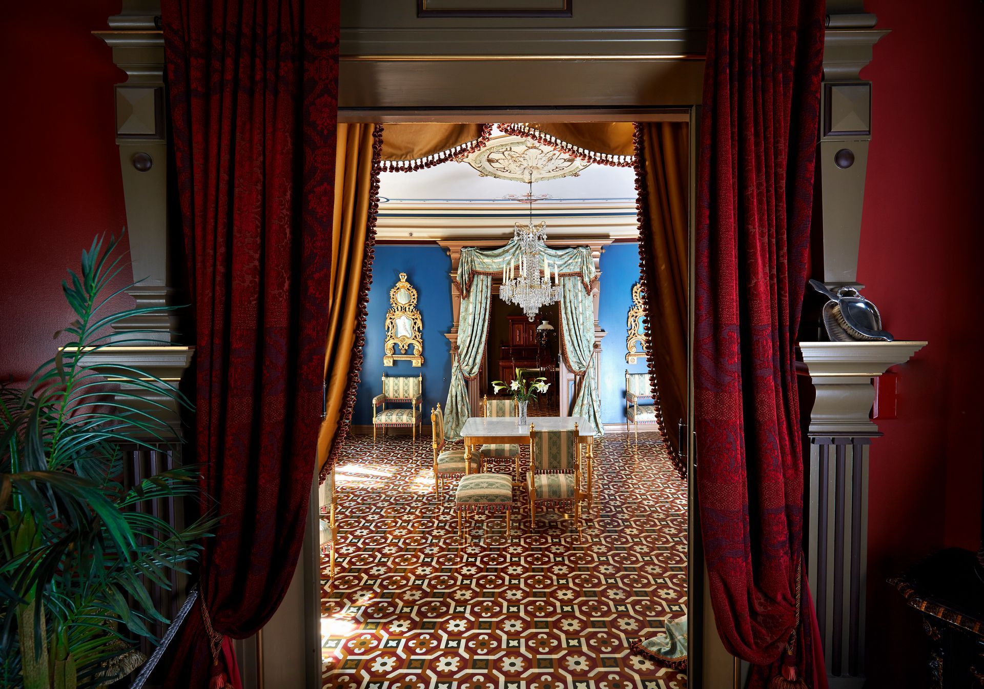 Omvisning ved Eidsvoll 1814. Omviser har på seg drakt.