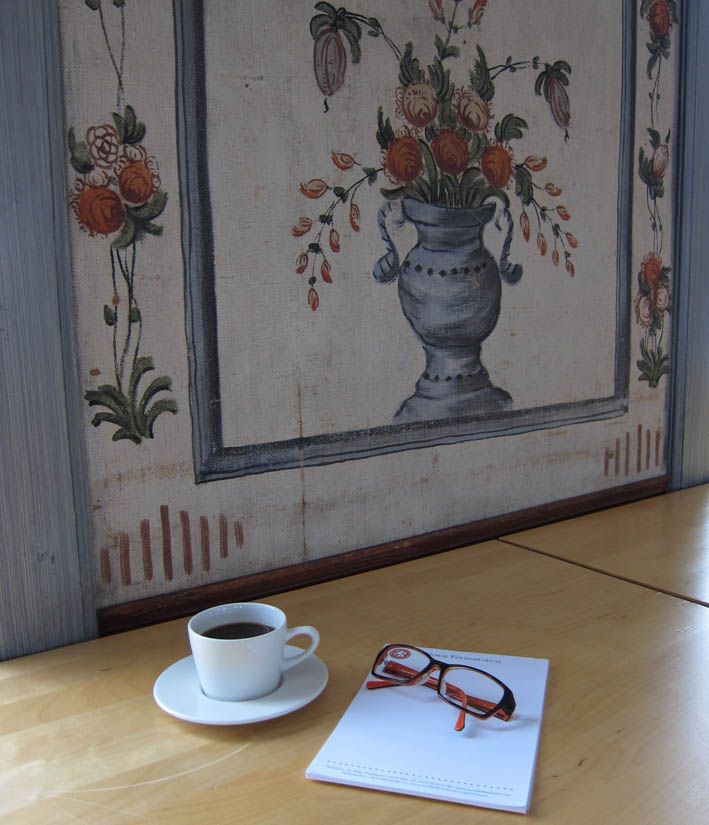 Kaffekopp og en notatblokk, klar til dagen møte